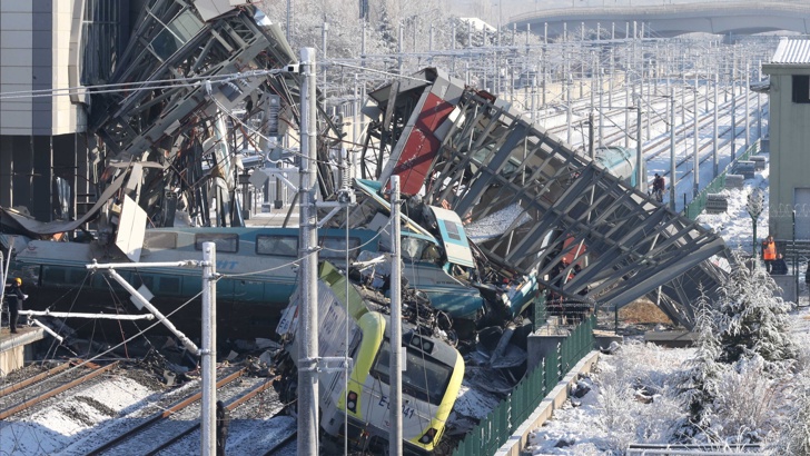 Расте броят на жертвите и ранените при влаковата катастрофа в