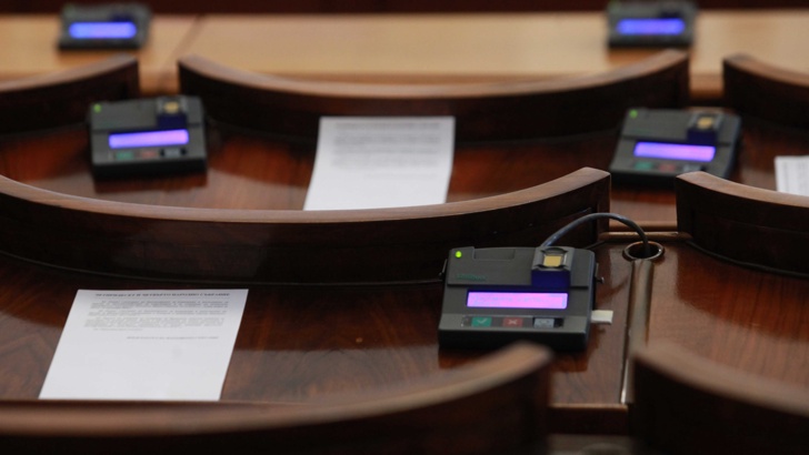 Опозиция и управляващи размениха остри декларации в парламентаИ днешното пленарно