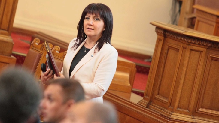Караянчева Депутатите от ГЕРБ не са съгласни с оставките на