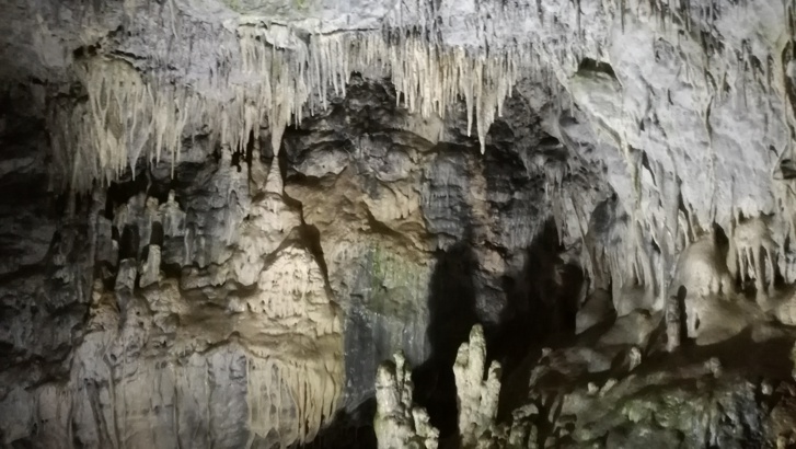 Красотата на пещера 34 Снежанка 34 омайва посетителите с чудатите си форми
