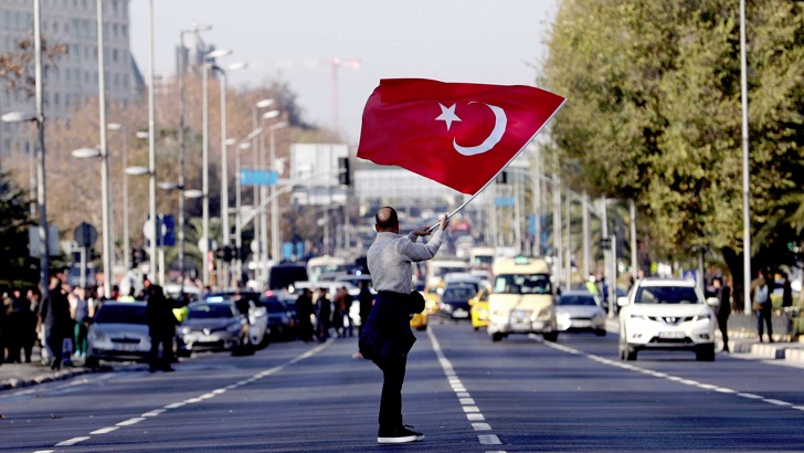 Турция премахва извънредното положениеТурският президент Реджеп Тайип Ердоган и лидерът