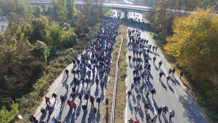 Протестиращи затвориха пътя Казанлък – Стара Загора тръгнаха към АМ