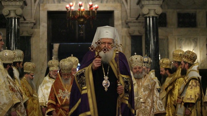 На Велики четвъртък българският патриарх Неофит бе посрещат в патриаршеския