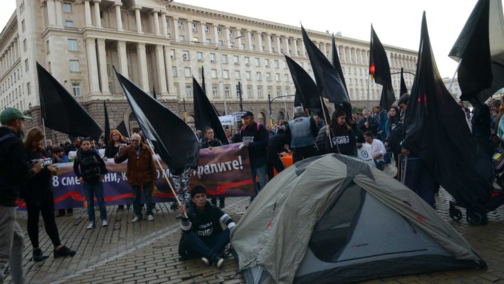 Майките на деца с увреждания поставиха палатките пред Министерски съветМайките