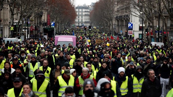 На протест в Париж са излезли 8000 души