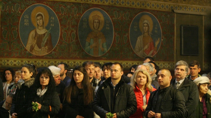 В храм Св Неделя бе отслужена Вечерня със св Василева