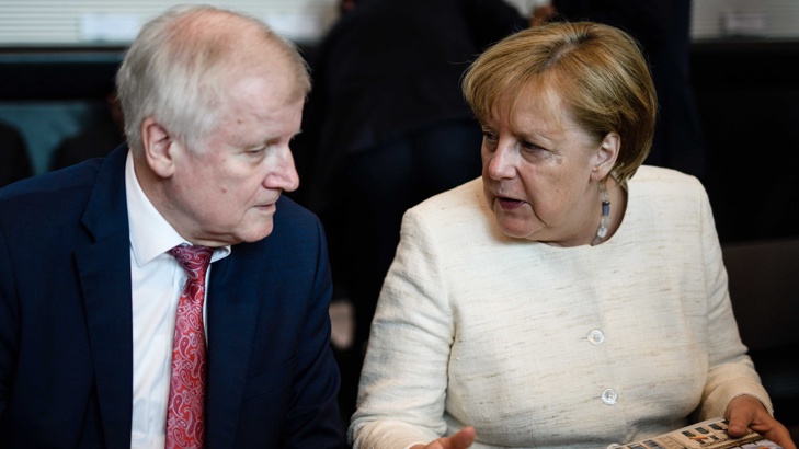 Ако не ме слушаш, ще те уволня, Меркел към Зеехофер. 
