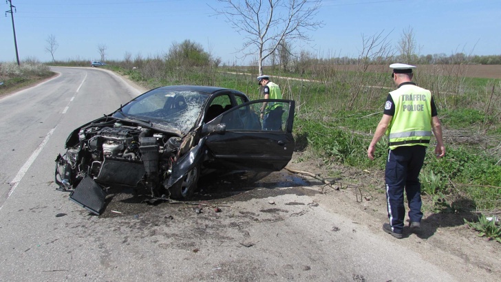 Шофьор с изтекла книжка и нередовен автомобил оцеля по чудо
