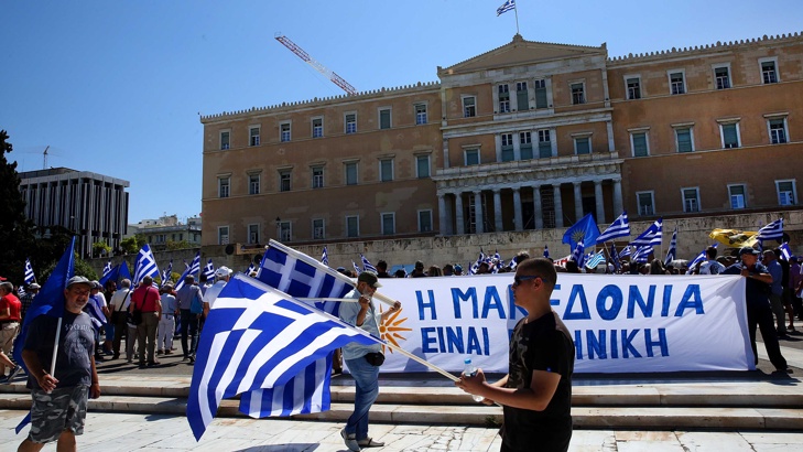 В гръцкия парламент, малко преди 10:00 часа местно време, започна