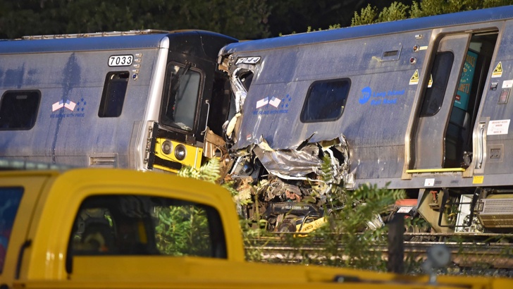 Бърз влак дерайлира в Турция, има пострадалиВисокоскоростен влак, който е