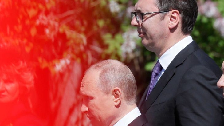 Путин в Сърбия – приятелство или интересОсвен с тениски чаши