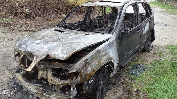 Лек автомобил БМВ изгоря рано тази сутрин в жк 34 Орлова