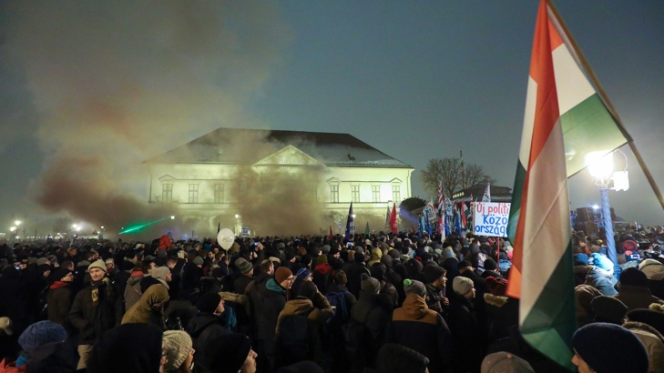 Масов протест в БудапещаНад 5 000 души излязоха по улиците
