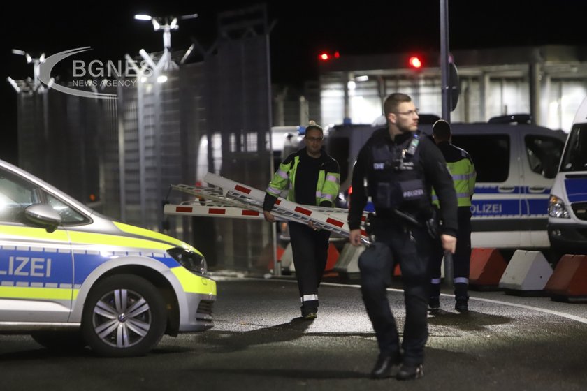 The hijacker at the Hamburg airport wants a flight to Turkey