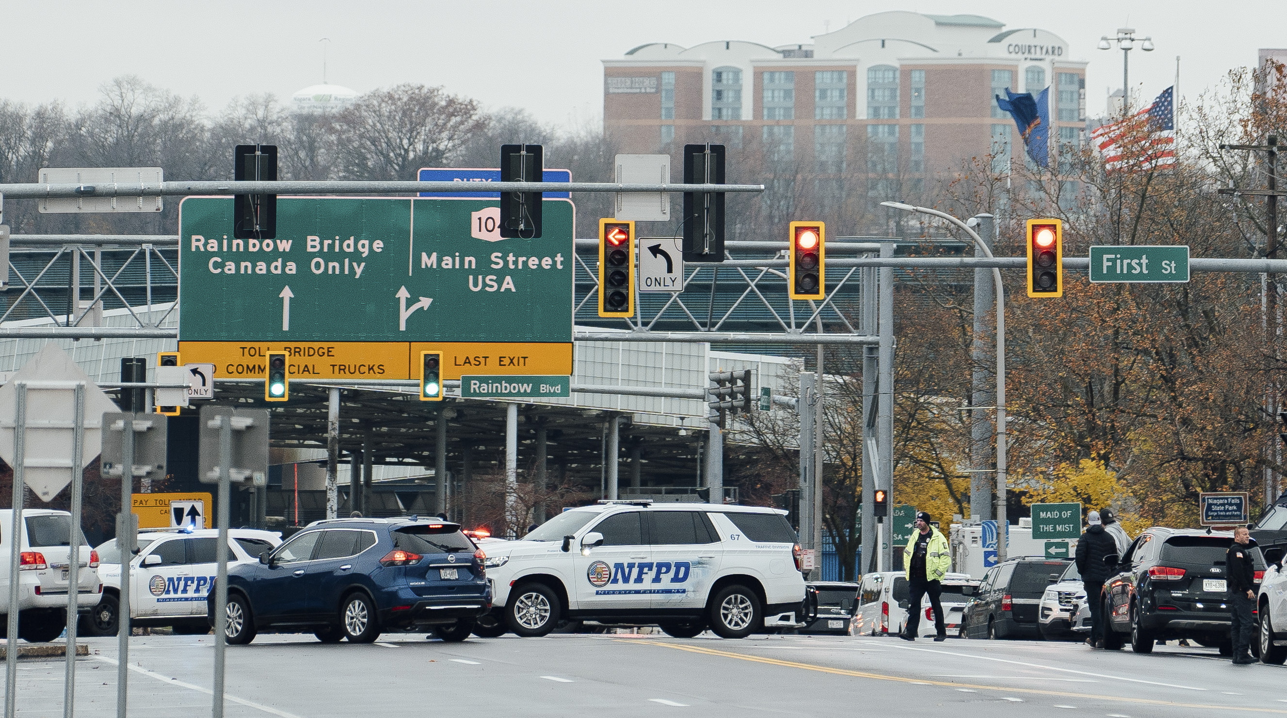 Border crossings between the US and Canada are closed