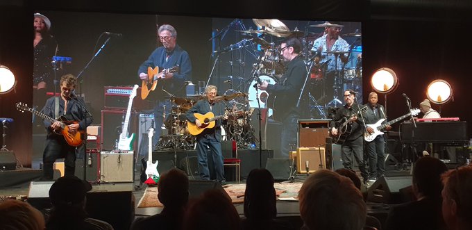 Eric Clapton honored the thousands of victims in Gaza with the "Palestinian Guitar"
