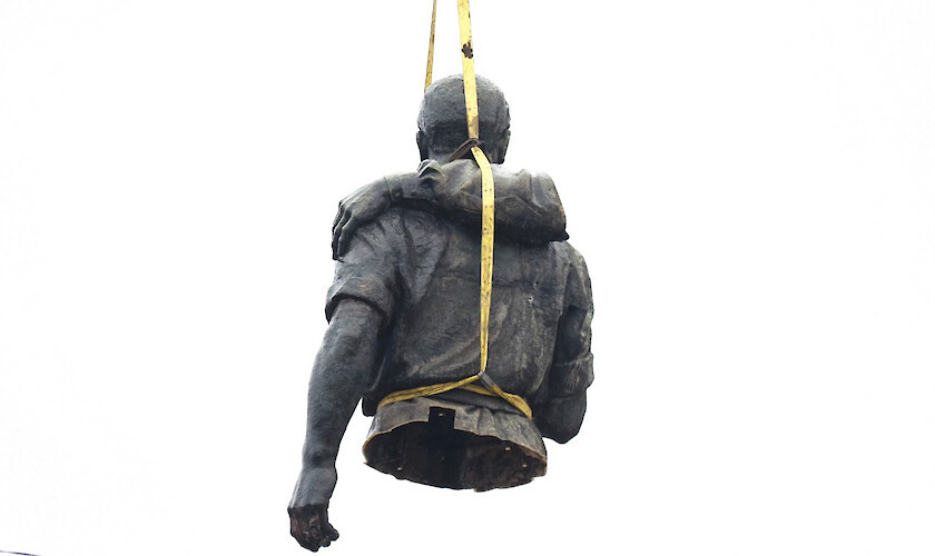 Piece by piece: The dismantling of the monument to the Soviet Army continues