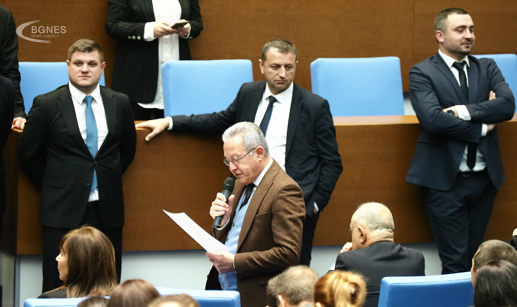 Bulgarian MPs breached the pro-Russian party blokade in the Parliament