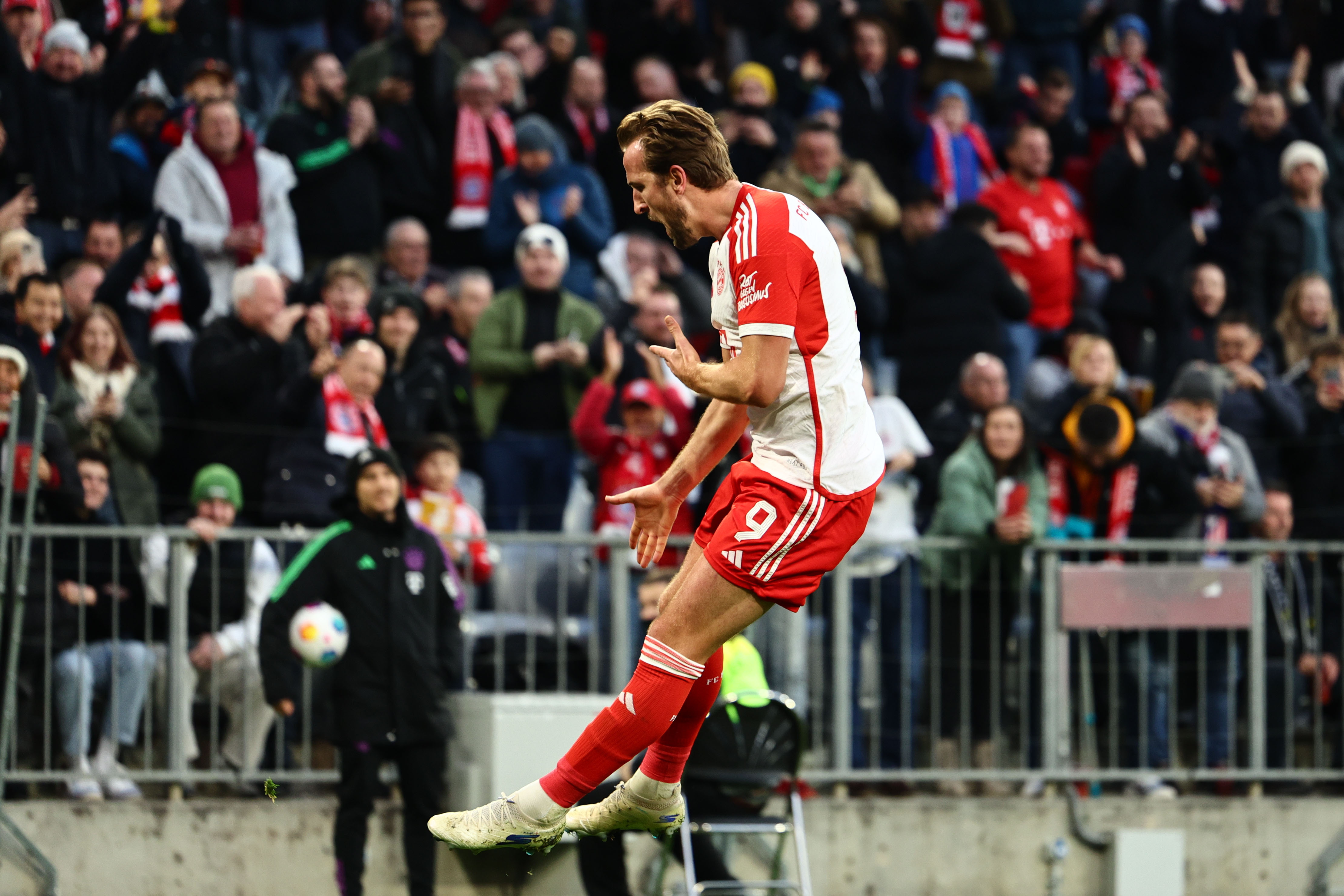 Bayern and Leverkusen win in race for the Bundesliga title