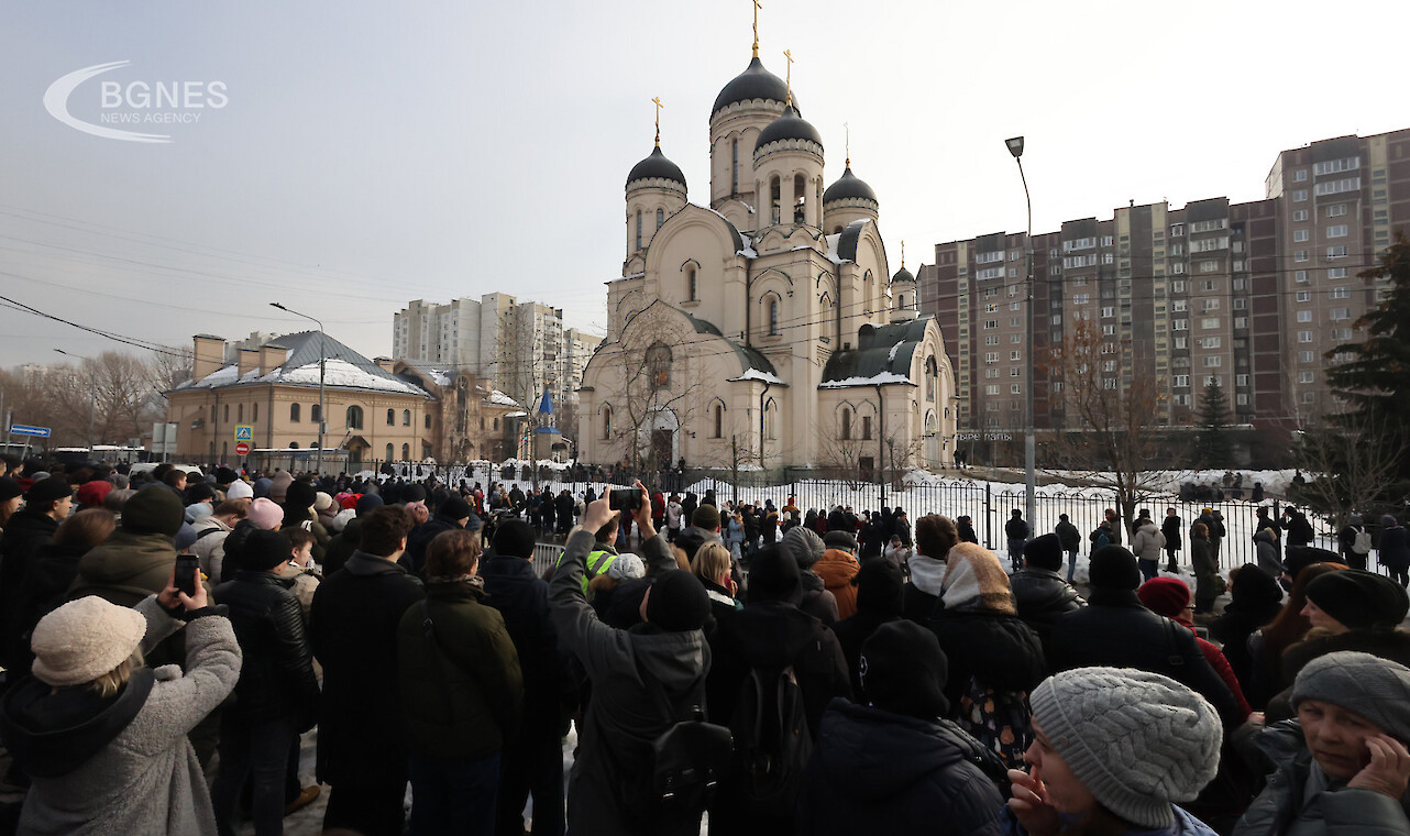 Thousands of Russians bowed to Alexei Navalny