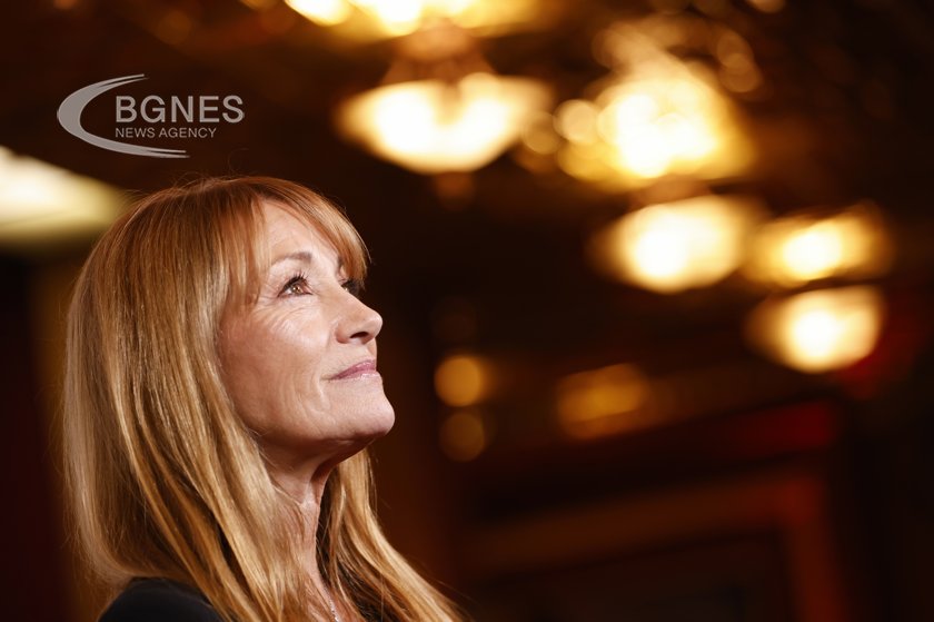 Jane Seymour: Women Have No "Expiration Date"