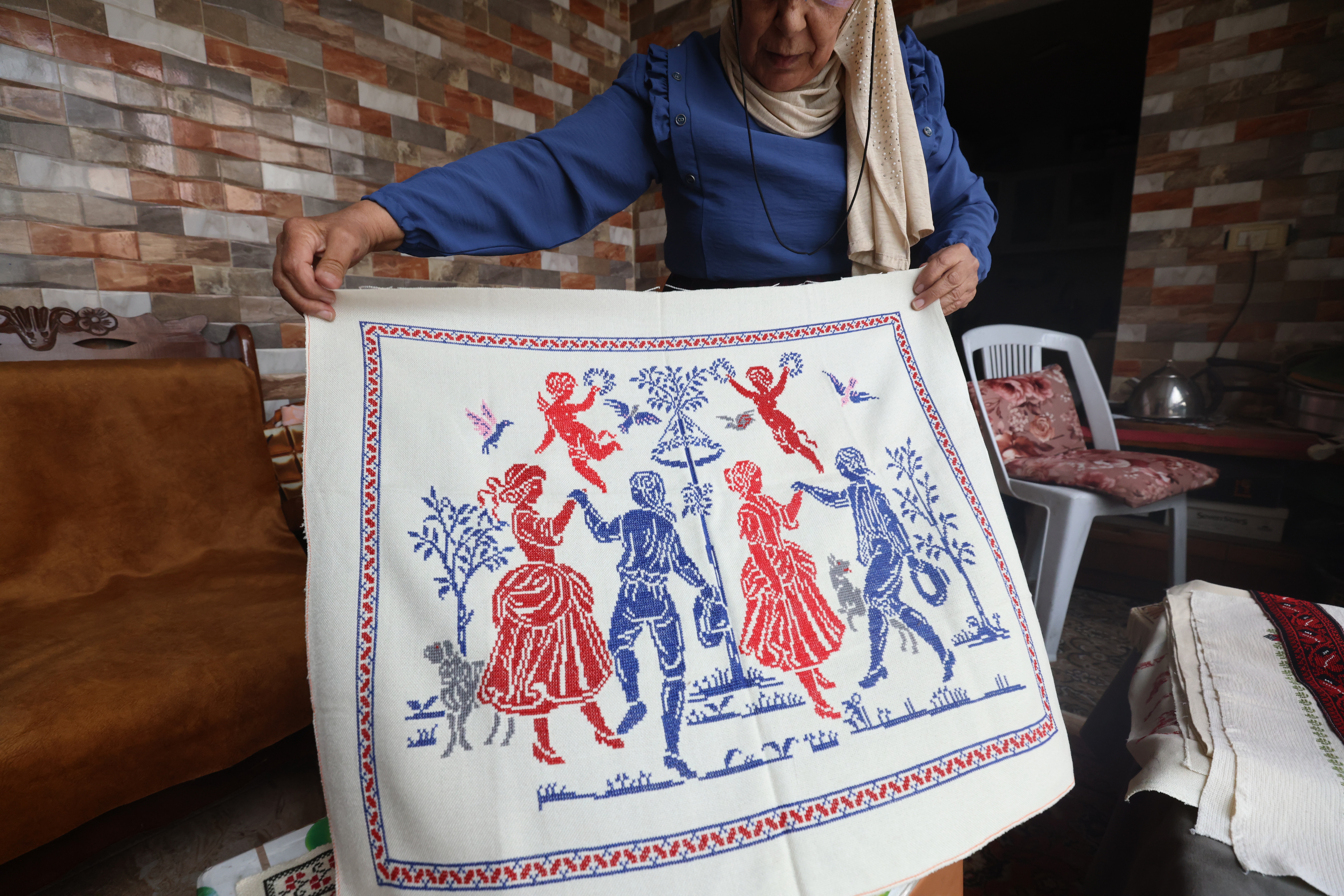 In the Emirates, women perpetuate the art of traditional embroidery