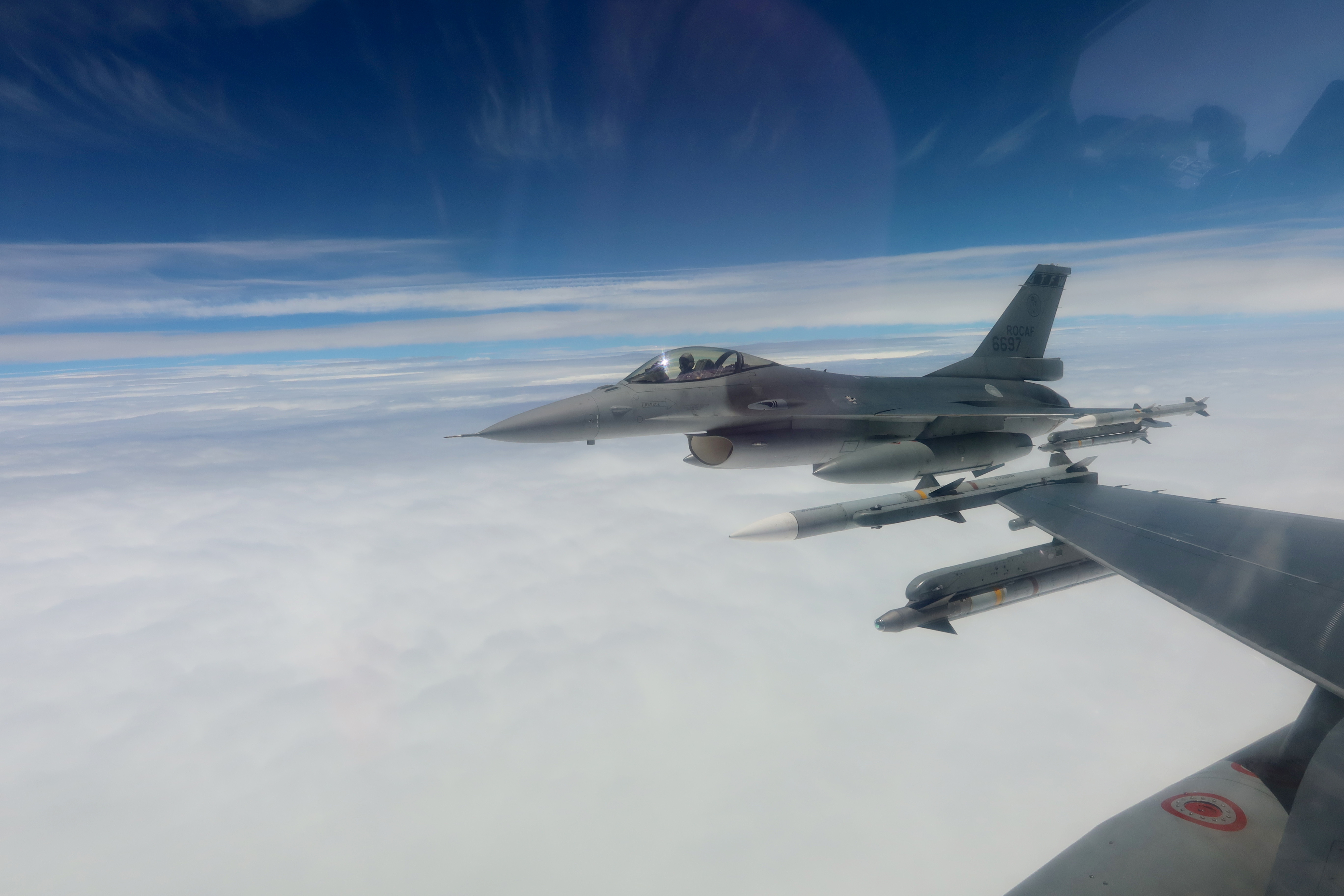 Taiwan welcomes US arms sale