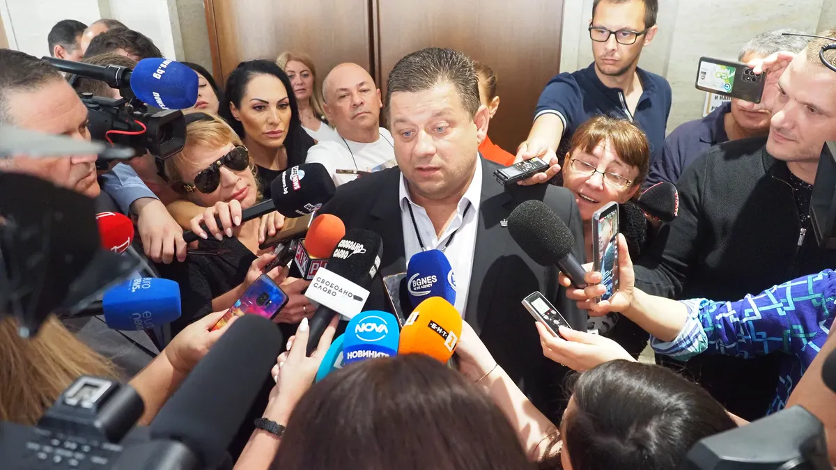 Nikolay Markov from Velichie party was late and left the plenary hall without taking the oath