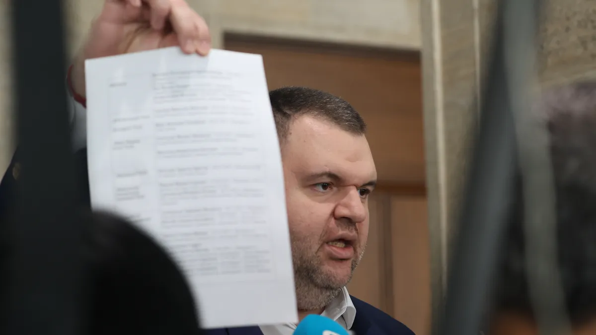 Peevski showed a list of "all Mr. Cash cashiers in the energy sector of Bulgaria"
