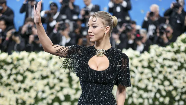 Sydney Sweeney officially announces her breakup with Jonathan Davino