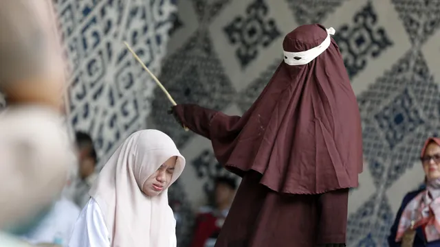 Couple beaten with sticks in Indonesia for extramarital sex