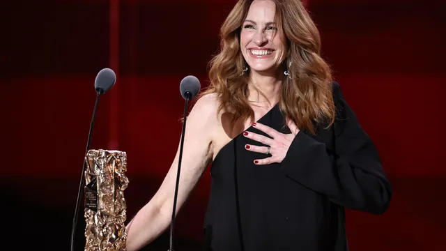 Julia Roberts celebrates the coming of age of the youngest child in the family