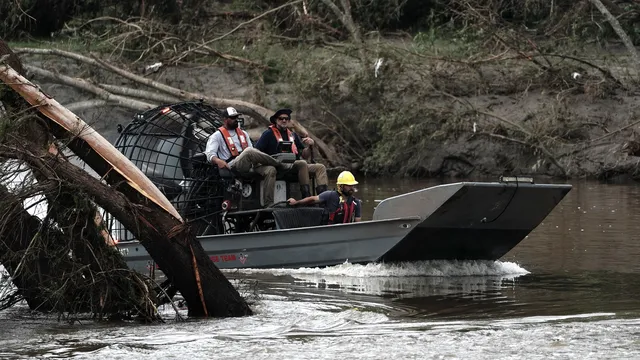 Texas floods claim 100 lives, search continues