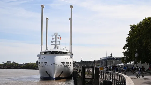 Black goo on research vessel hides new form of life