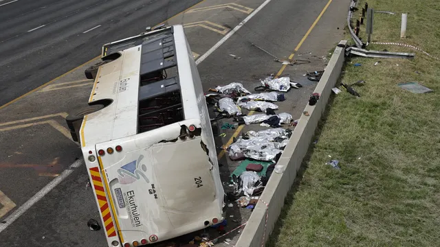 Dead and injured after crash involving bus carrying tourists returning from Niagara Falls