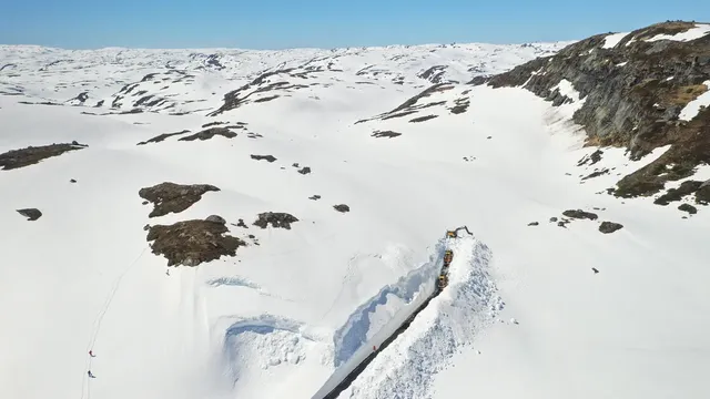 American journalist survives with broken pelvis, thigh bone, and torn arms in Norway mountains