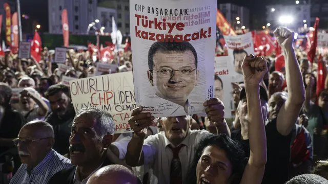 Thousands protest after new court blow to opposition in Turkey