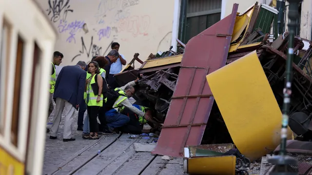 The death toll from the crash in Lisbon has risen to 17 
