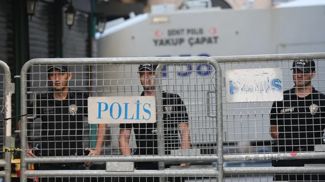 Turkish authorities apprehend 102 illegal migrants in Izmir province