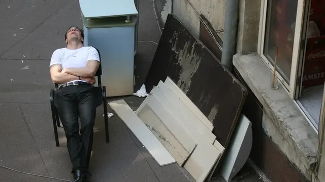 Good and bad fatigue, or why we feel tired after resting