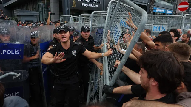 Police raid headquarters of Republican People's Party in Istanbul