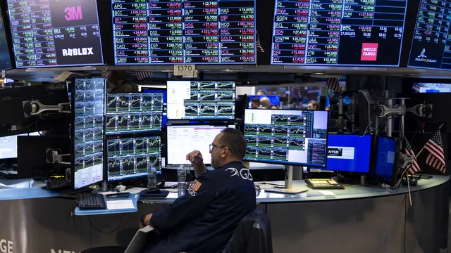 US stock indices hit record highs amid weak employment data