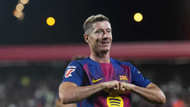 Barcelona thrashes Valencia after Raphinha and Lewandowski show