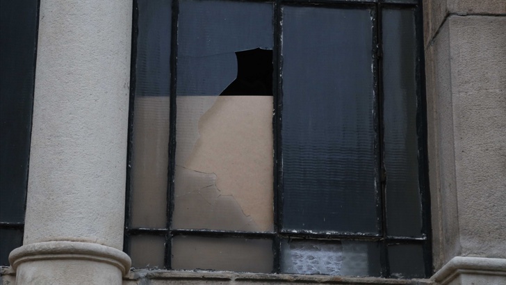 Неизвестни изпочупиха част от страничните прозорци на Софийската синагога