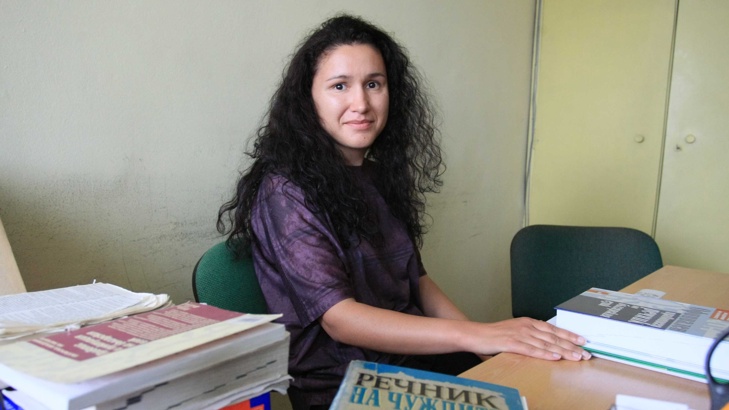 Илияна Кунева е гл. ас. в Институтa по Български език към Българската академия на науките